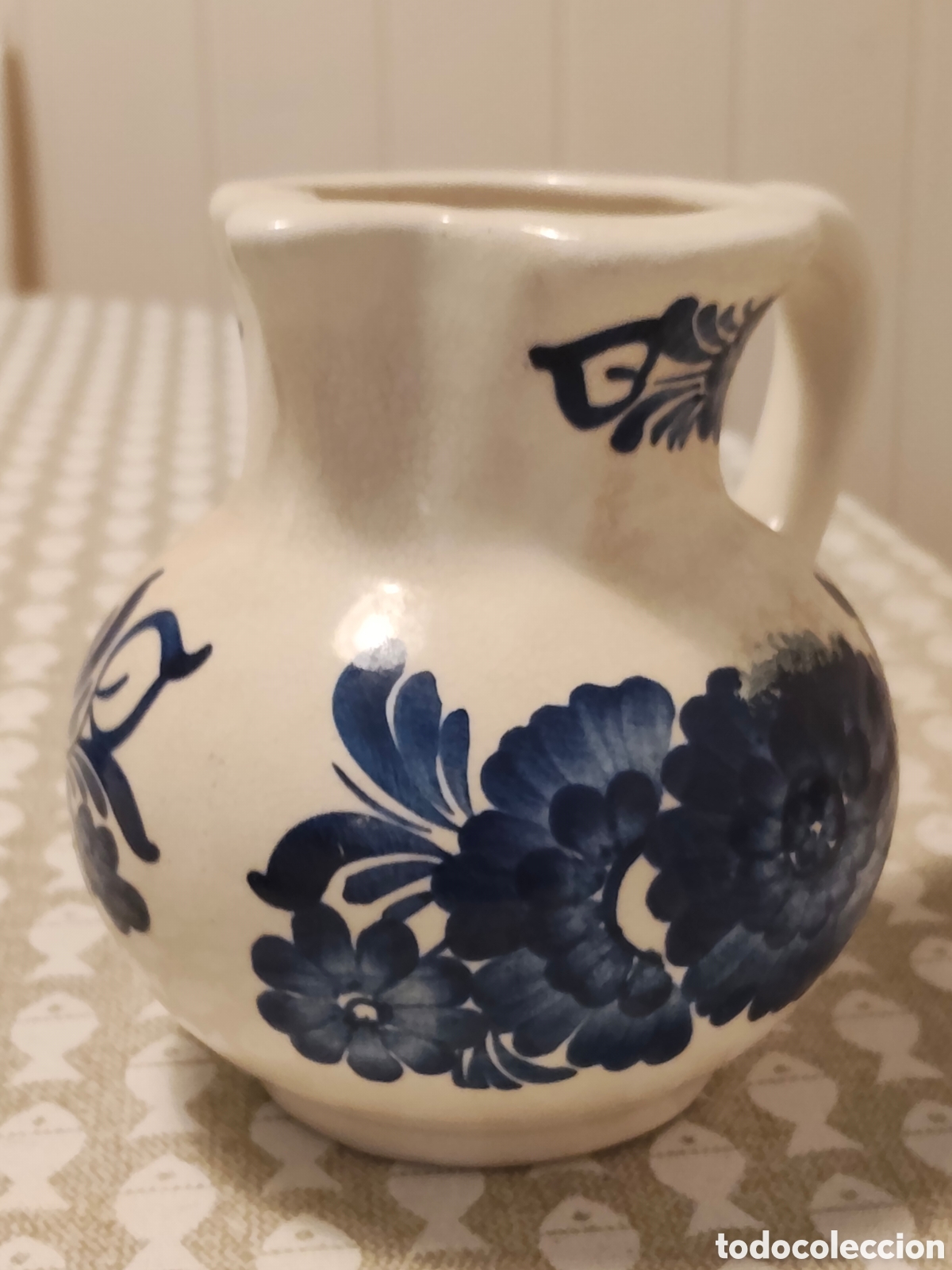 Antig&uuml;edades: Peque&ntilde;a jarra de cer&aacute;mica de estilo azul de Delft (Delft Blue) con un dise&ntilde;o floral pintado a mano e