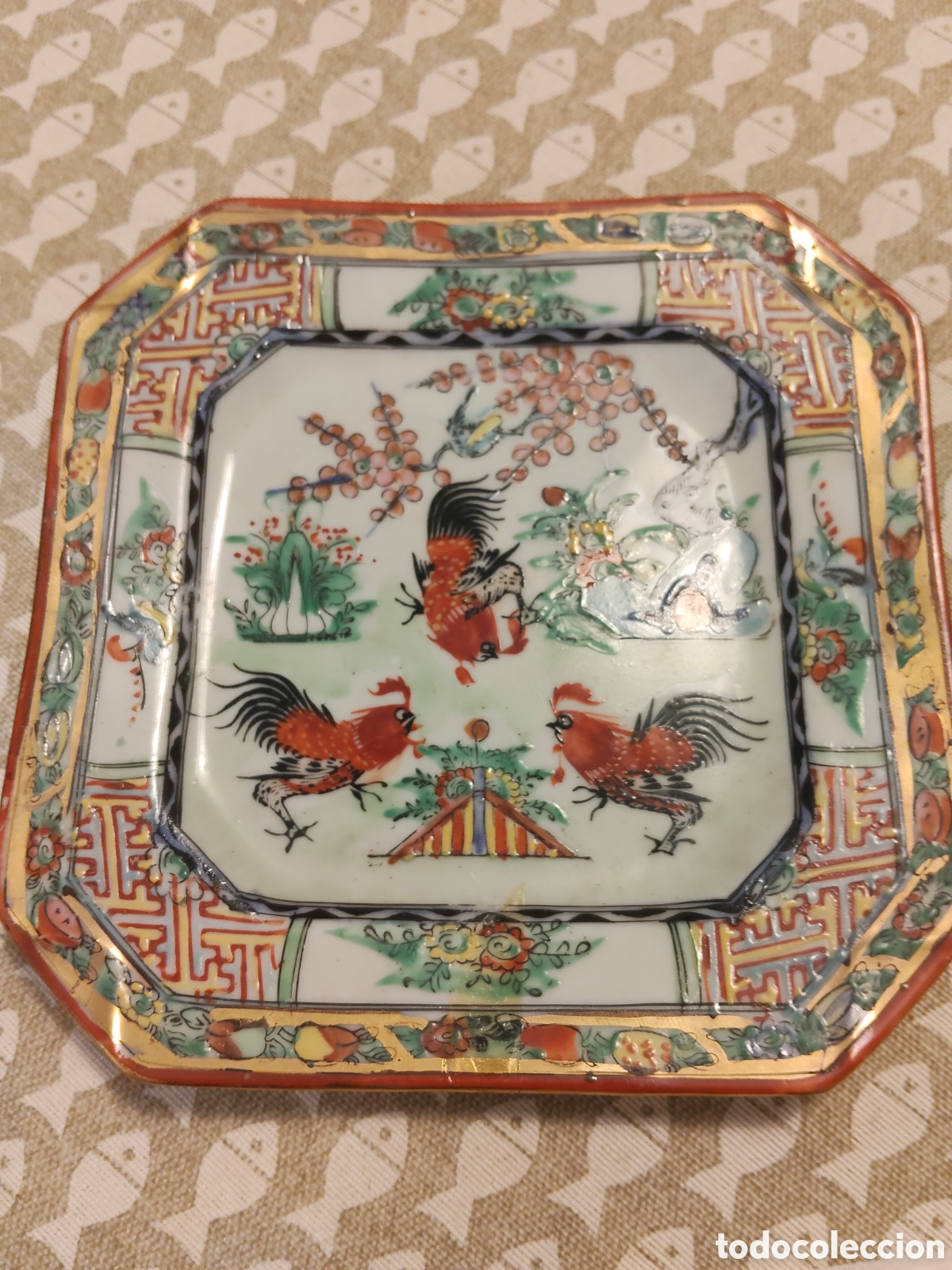 Antig&uuml;edades: PLATO CUADRADO ANTIGUO DE PORCELANA CHINA, MACAU, DECORADO CON GALLOS ETC. MACAO