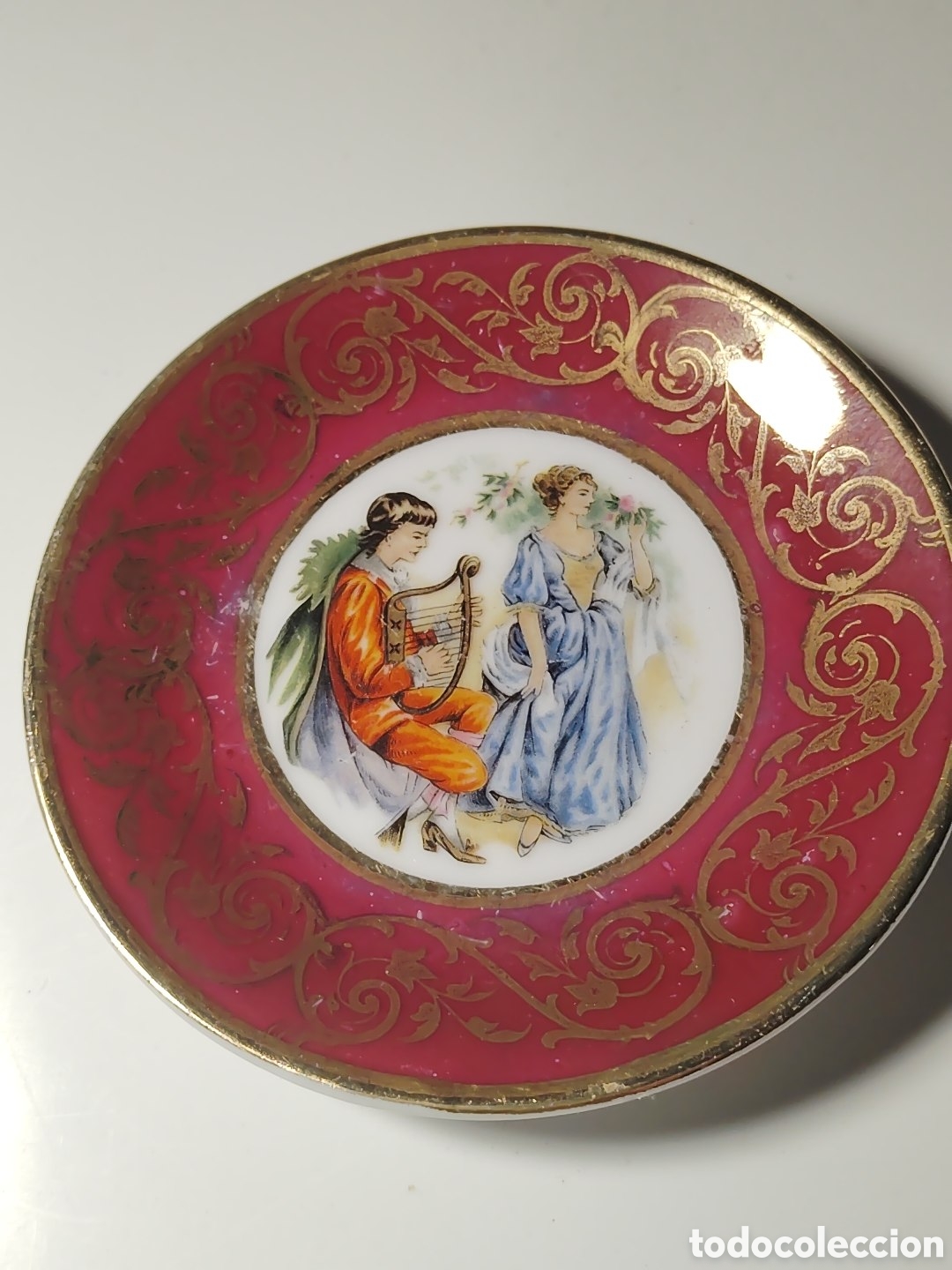 Antig&uuml;edades: Plato decorativo de porcelana, escena rom&aacute;ntica tipo Fragonard.