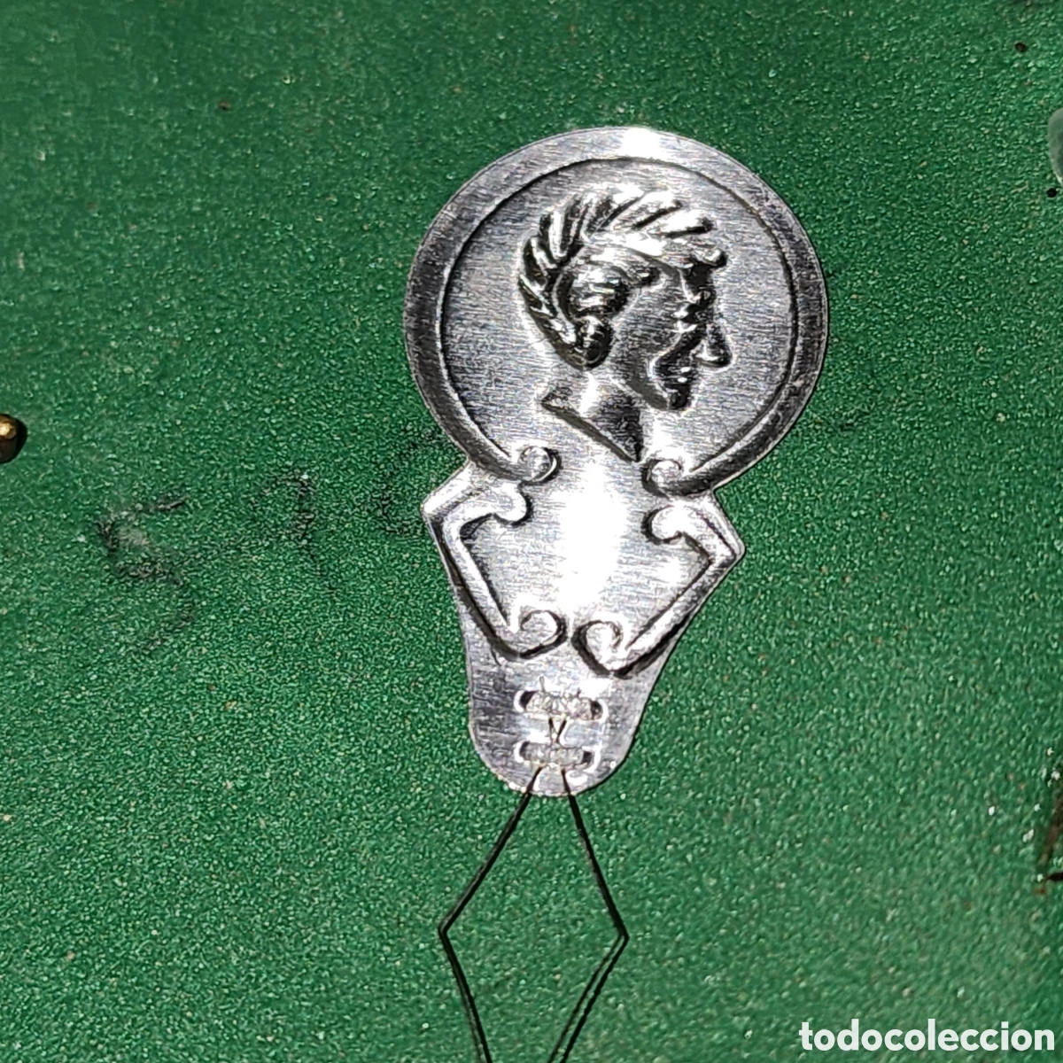 Antig&uuml;edades: Antiguo Costurero de Bolsillo Vintage Hong Kong + Enhebrador Moneda Perfil Romano - Completo A&ntilde;os 60