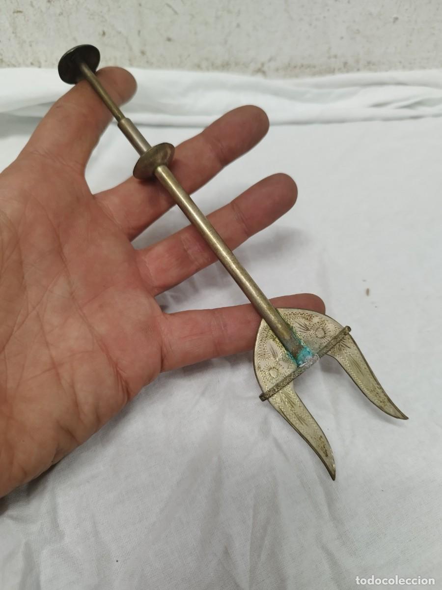 Antig&uuml;edades: Antiguo tenedor de servir, servicio. Pinzas modernistas de principios siglo XX.