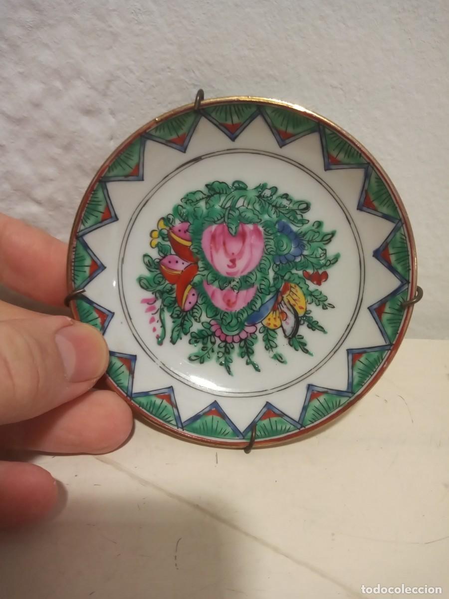 Antig&uuml;edades: PLATILLO MINIATURA PORCELANA CHINA FAMILLE ROSE CON SOPORTE PARED 8.5 CM