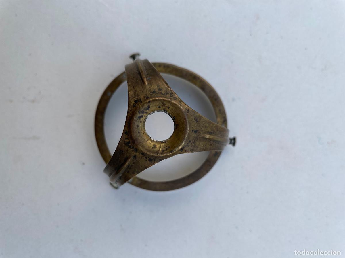 Antig&uuml;edades: soporte de lat&oacute;n antiguo para tulipas de chapa o cristal