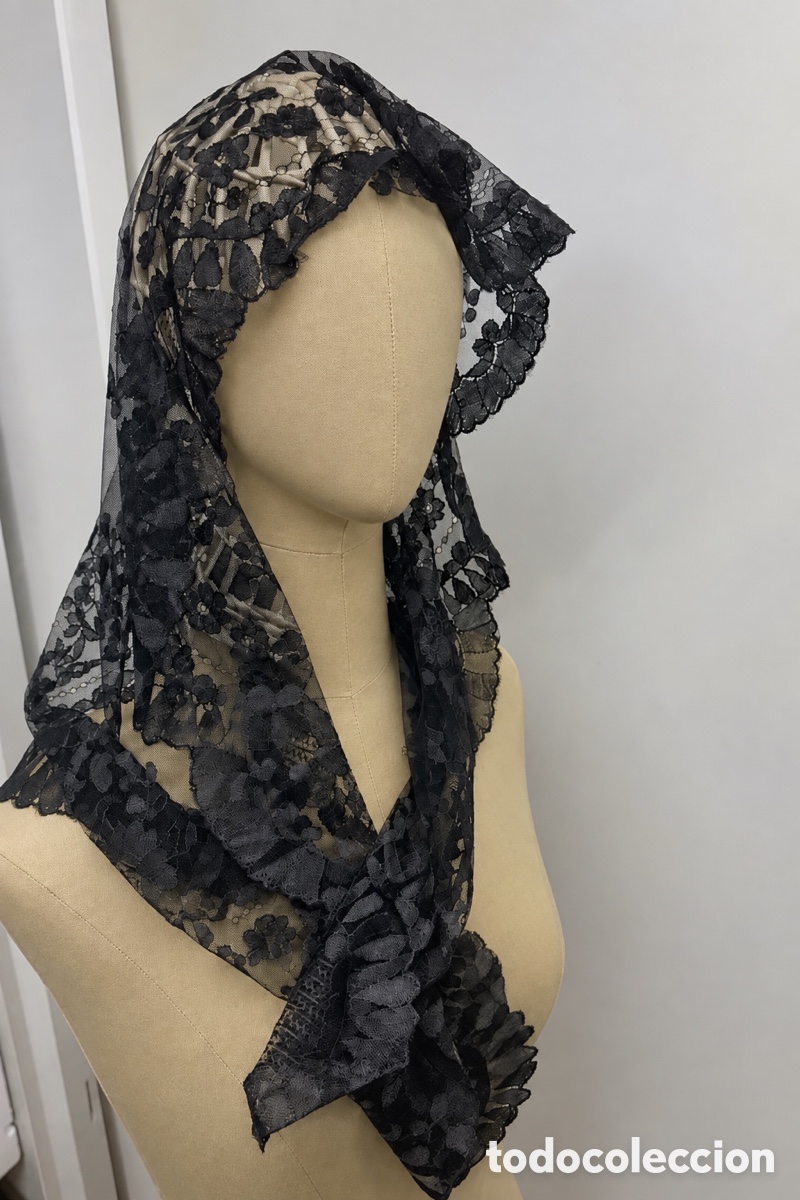 Antiquit&auml;ten: Peque&ntilde;a mantilla triangular de seda hecha a mano