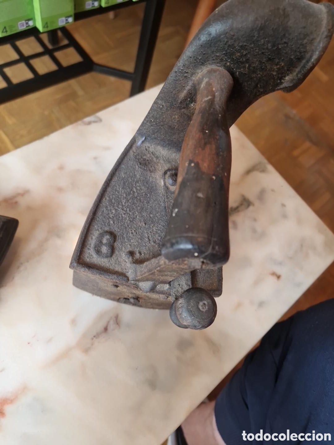 Antig&uuml;edades: Lote 2 planchas antiguas de carb&oacute;n de hierro fundido &ndash; U.C. Mondrag&oacute;n n&ordm; 6 &ndash; principios s. XX