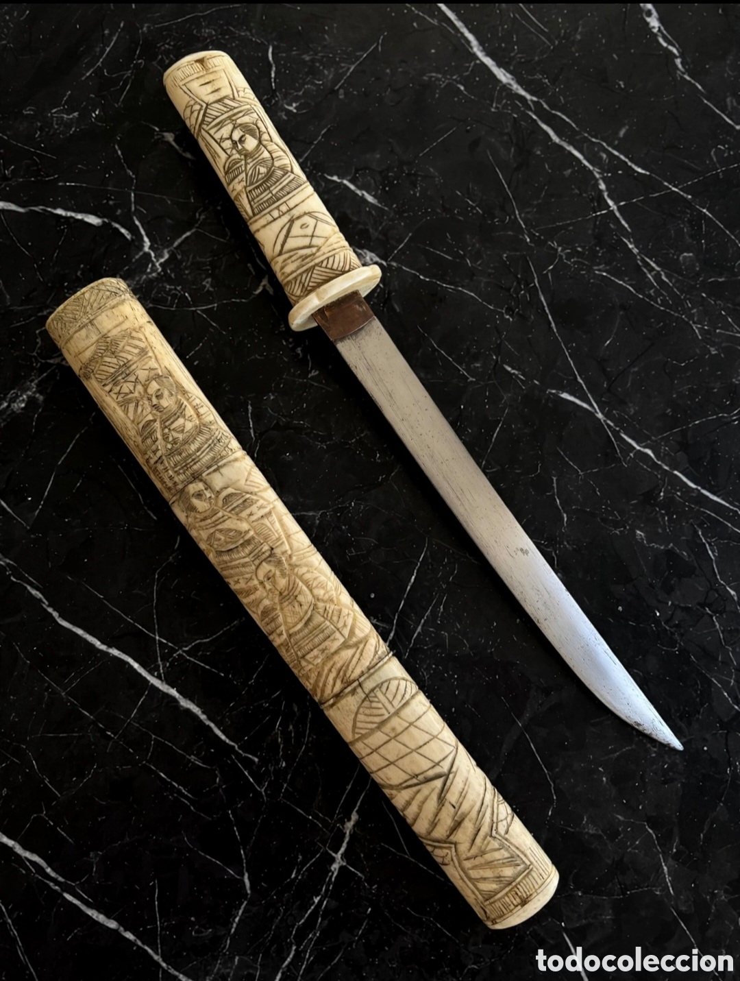 Antig&uuml;edades: Tanto de hueso tallado a mano japon&eacute;s del periodo Meij&iacute; siglo XIX con tsuba
