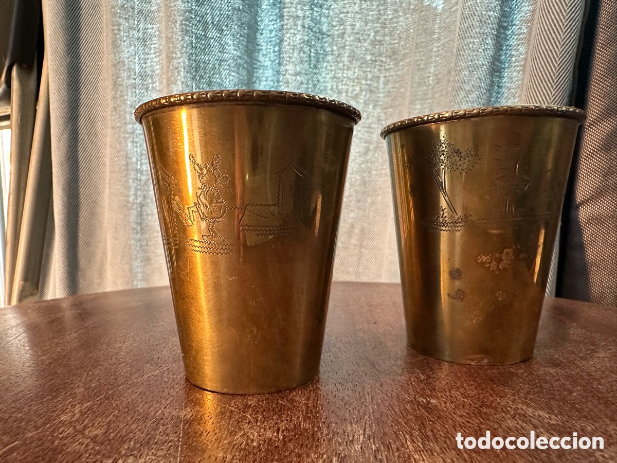 Antig&uuml;edades: Set de 2 Vasos / Copas Vintage de Lat&oacute;n / Bronce Cincelados con Grabados Infantil