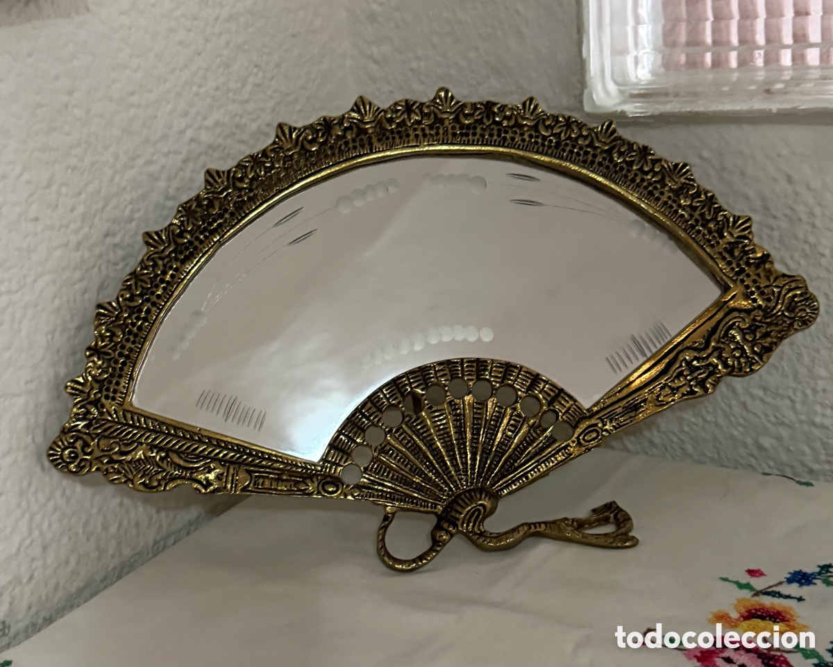 Antig&uuml;edades: Espejo vintage en forma de abanico de sobremesa