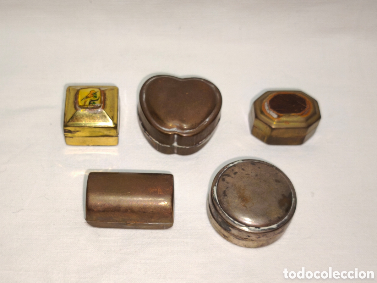 Antig&uuml;edades: Conjunto de 5 cajas peque&ntilde;as met&aacute;licas