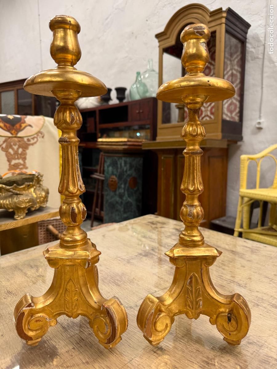 Antig&uuml;edades: ANTIGUA PAREJA DE CANDELEROS DE MADERA Y ORO FINO - MEDIDA 43 Y 42 CM - RELIGIOSO