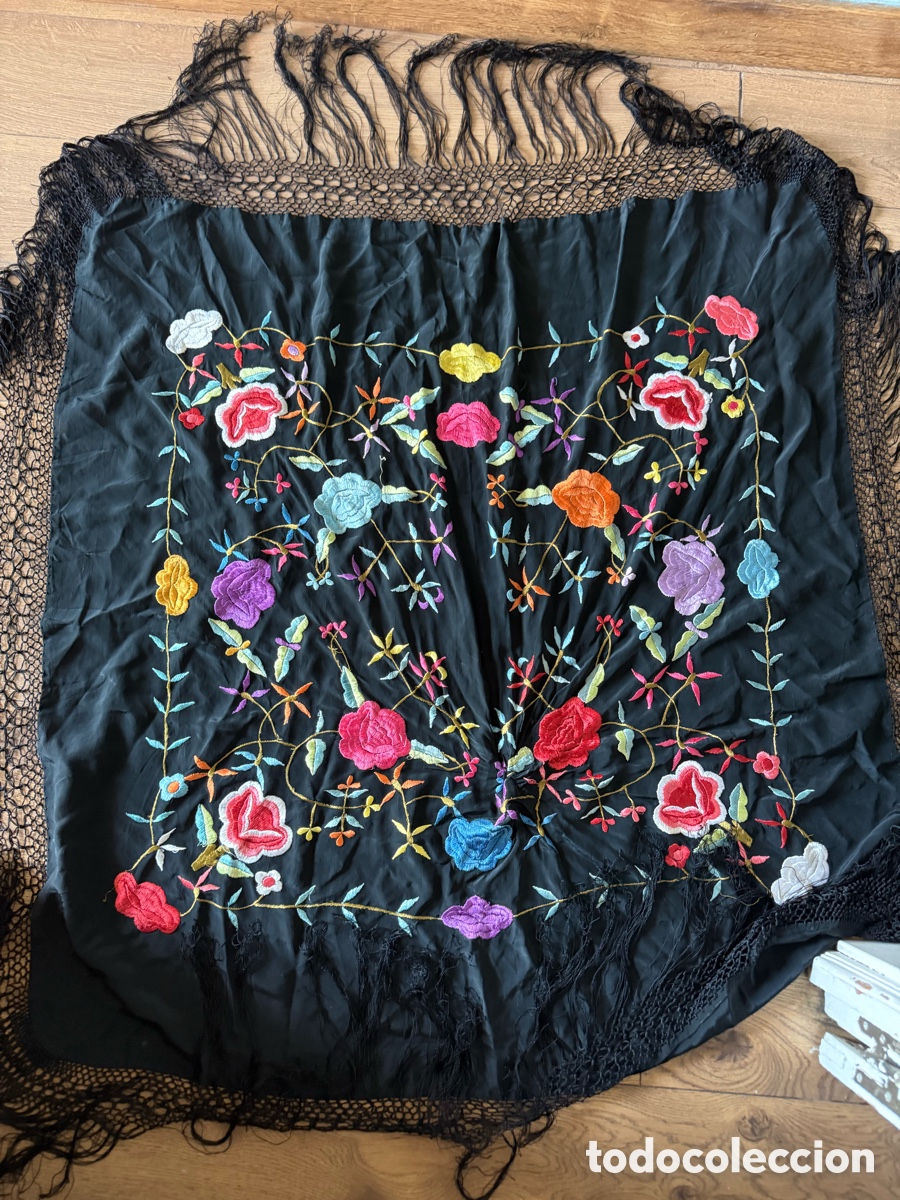 Antig&uuml;edades: Manton de flores bordado a mano. 150 cm total