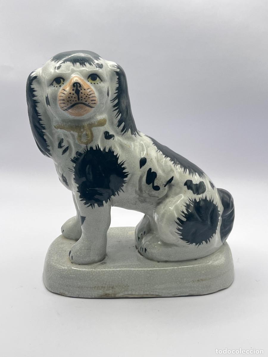 Antig&uuml;edades: Perro de Porcelana inglesa Staffordshire siglo XIX