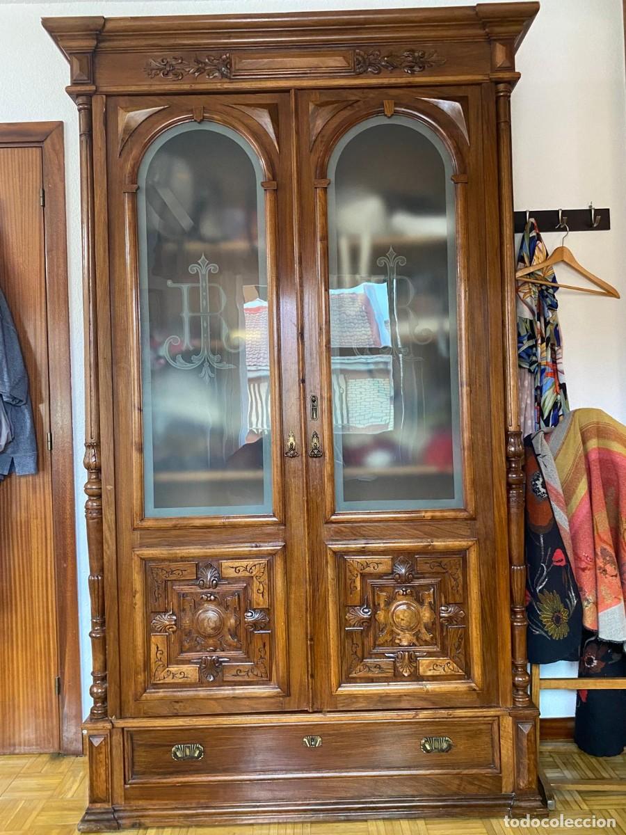 Antig&uuml;edades: Armario antiguo cristal grabado &rdquo;R&rdquo; + cama con cabecero de rejilla tallada