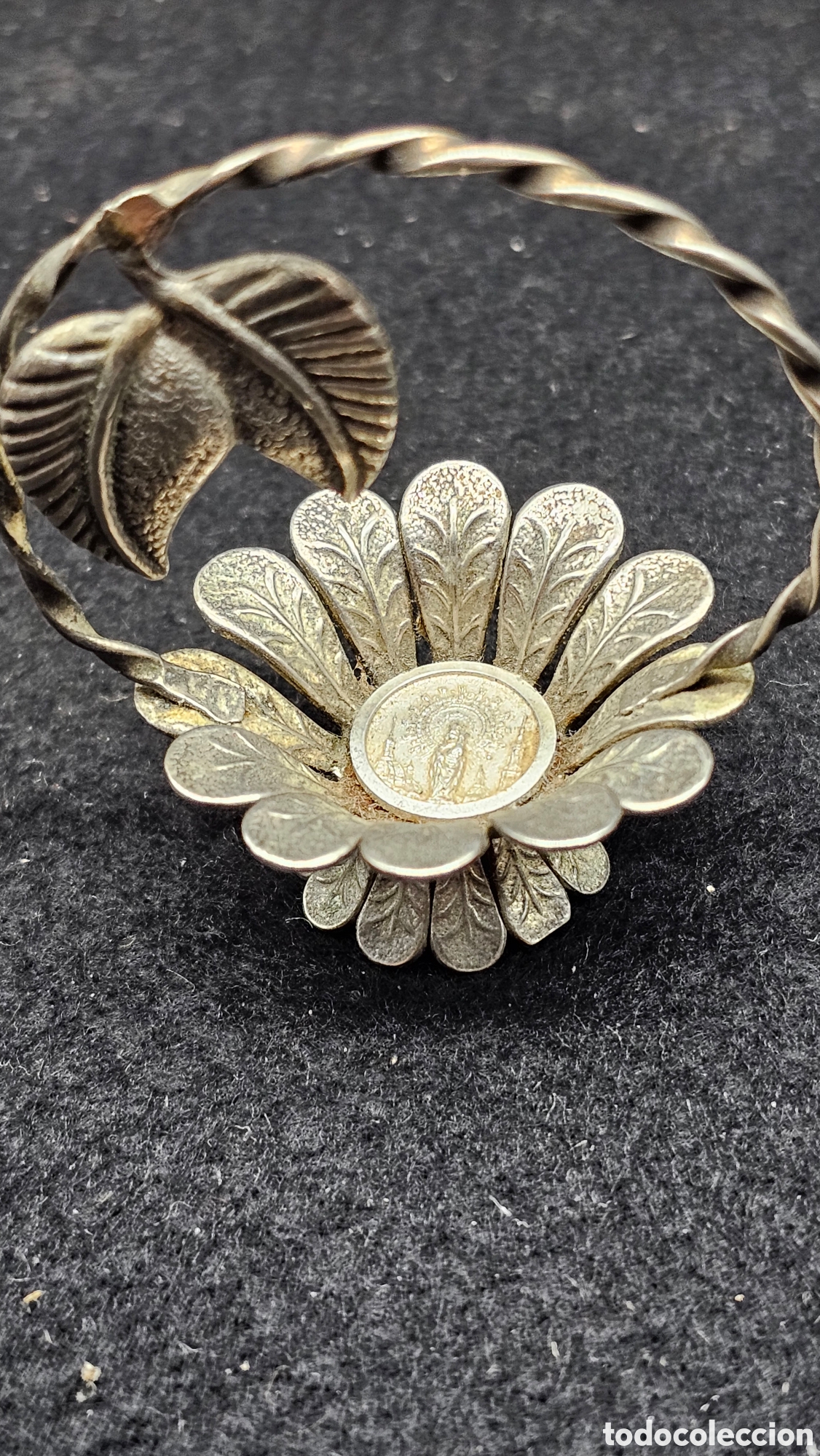 Antig&uuml;edades: Cesto peque&ntilde;o de flor con una representaci&oacute;n de la Virgen del Pilar