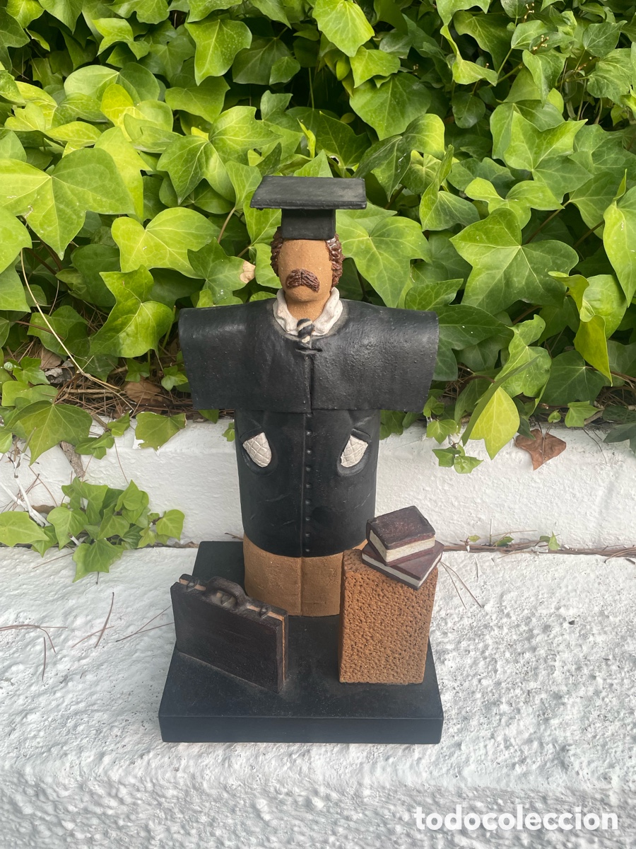 Antig&uuml;edades: Escultura figura cer&aacute;mica Abogado / Juez / Graduado en base madera