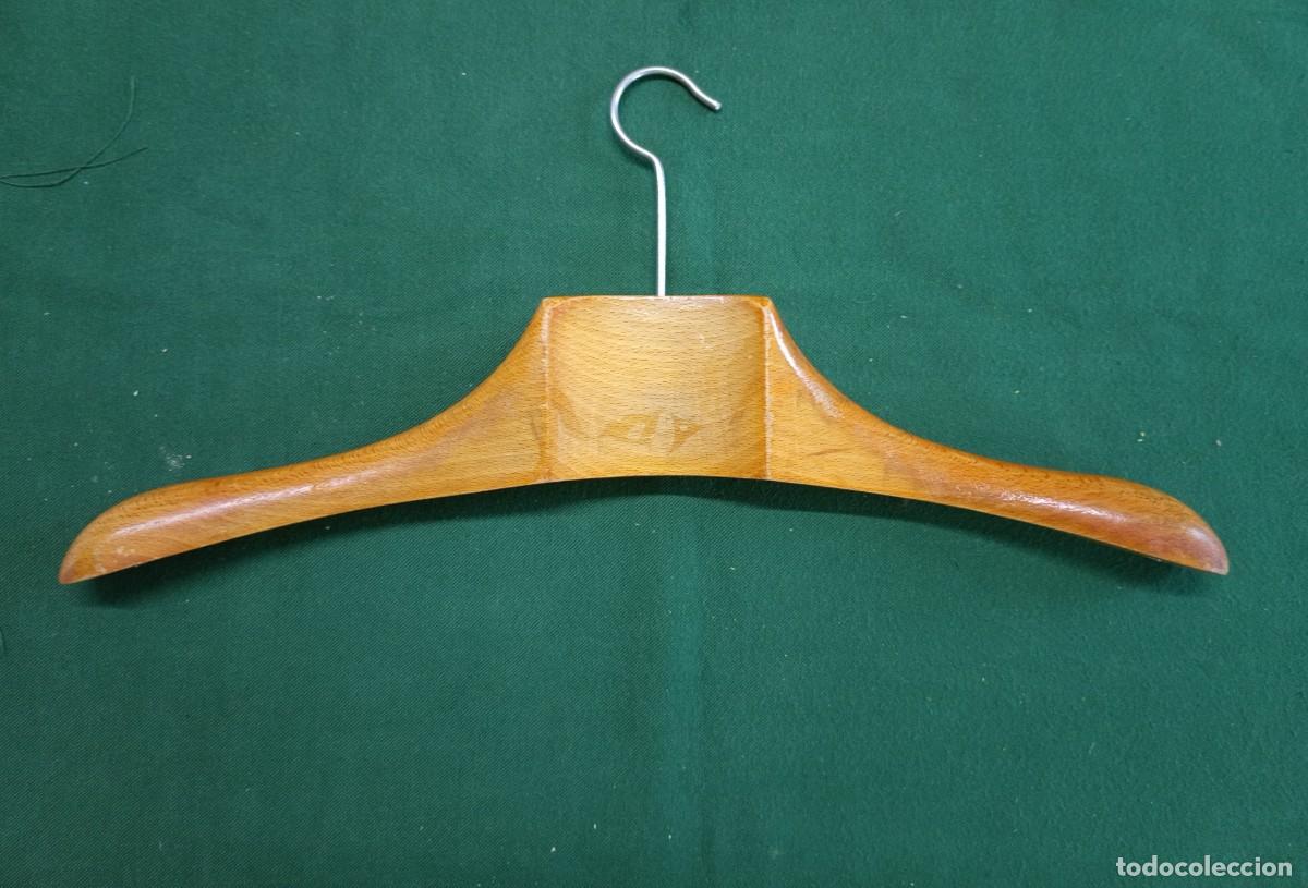 Antig&uuml;edades: Percha de madera para ropa. A&ntilde;os 40.
