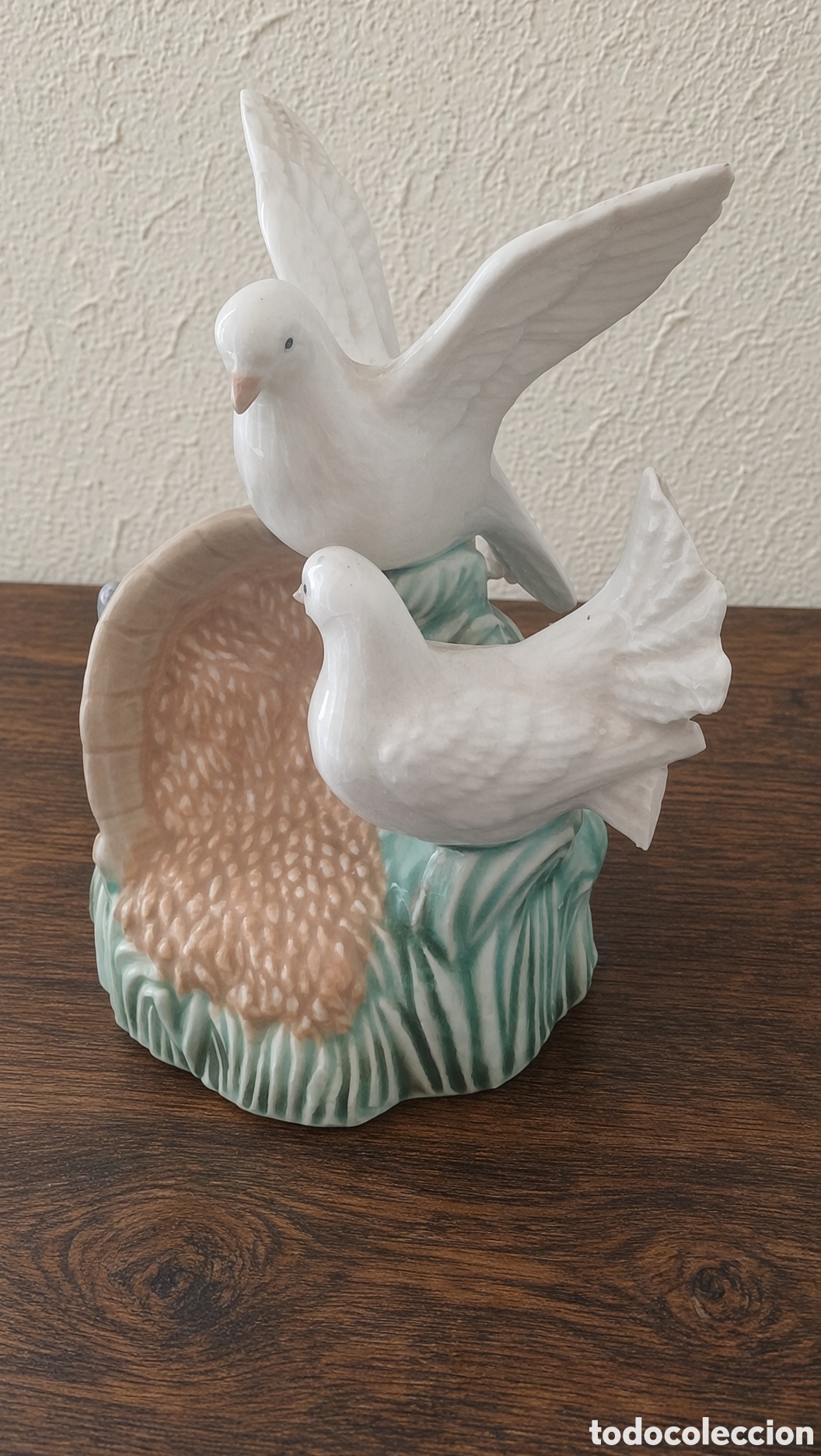 Antig&uuml;edades: Figura decorativa de dos palomas blancas de porcelana, posadas sobre una cesta con heno y hierba