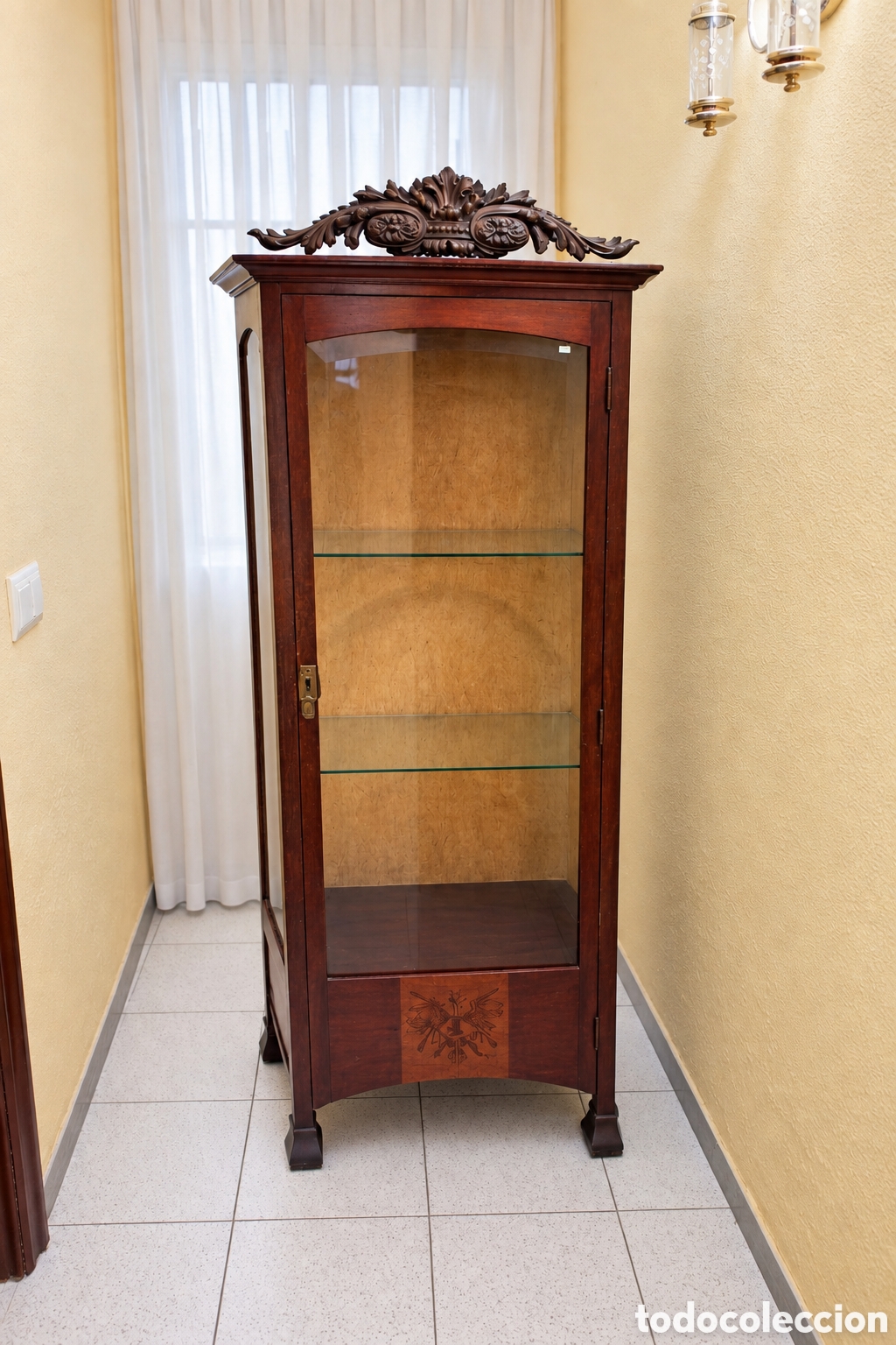 Antig&uuml;edades: Vitrina modernista ca. 1900 en caoba maciza &ndash; pirograbado en roble y bronce