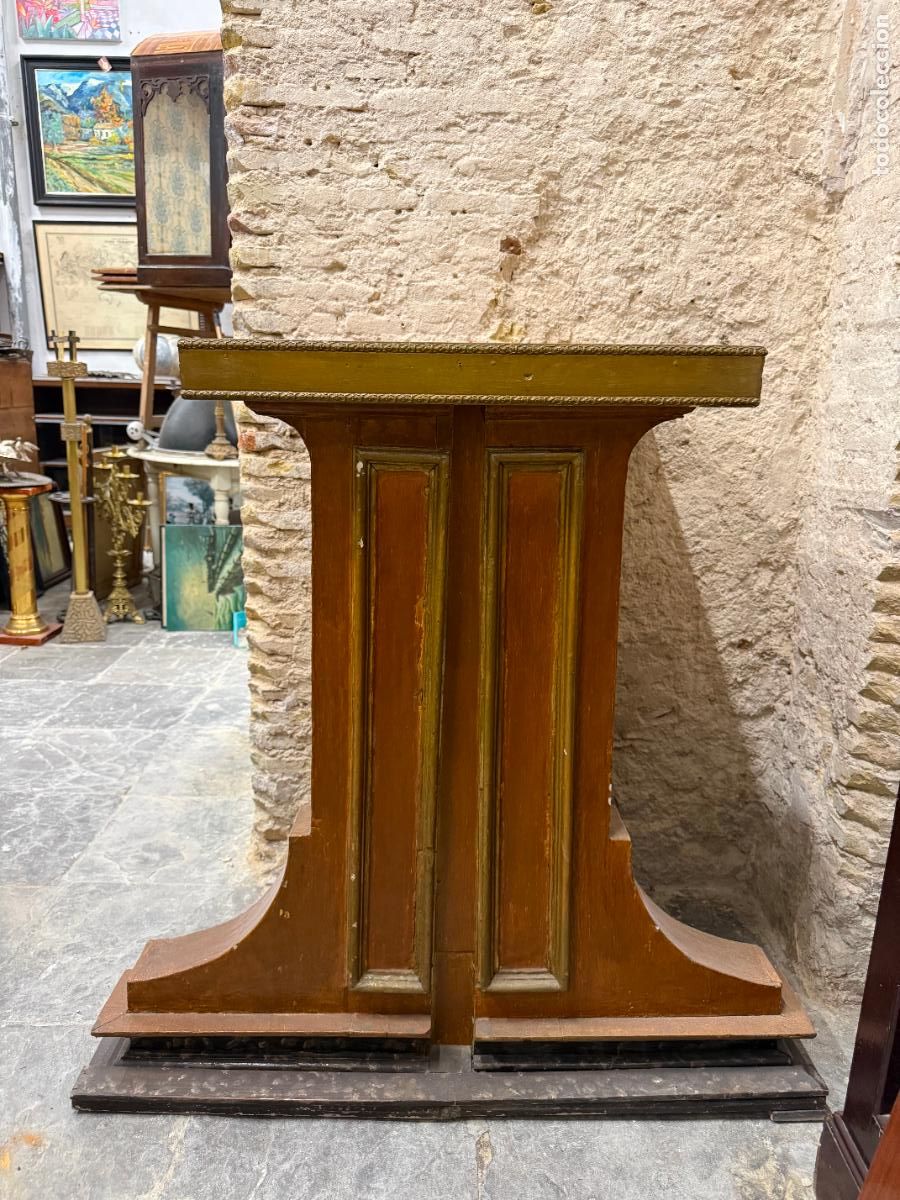 Antig&uuml;edades: GRAN PEANA DE MADERA PARA IMAGEN RELIGIOSA - MEDIDA BASE Y ALTO 111X69X66 CM