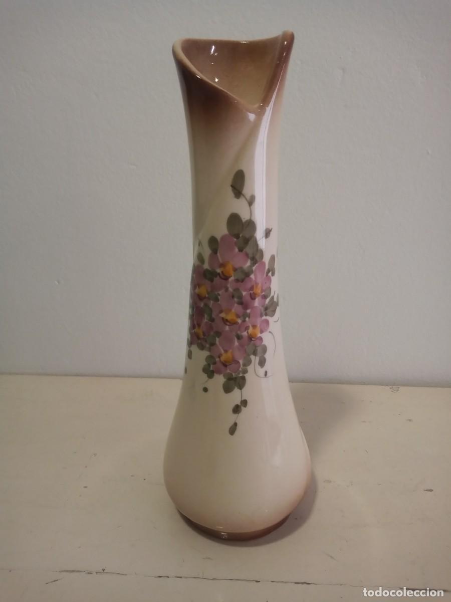 Antig&uuml;edades: Florero jarr&oacute;n de cer&aacute;mica esmaltada con decoraci&oacute;n floral pintada a mano, 29 cm