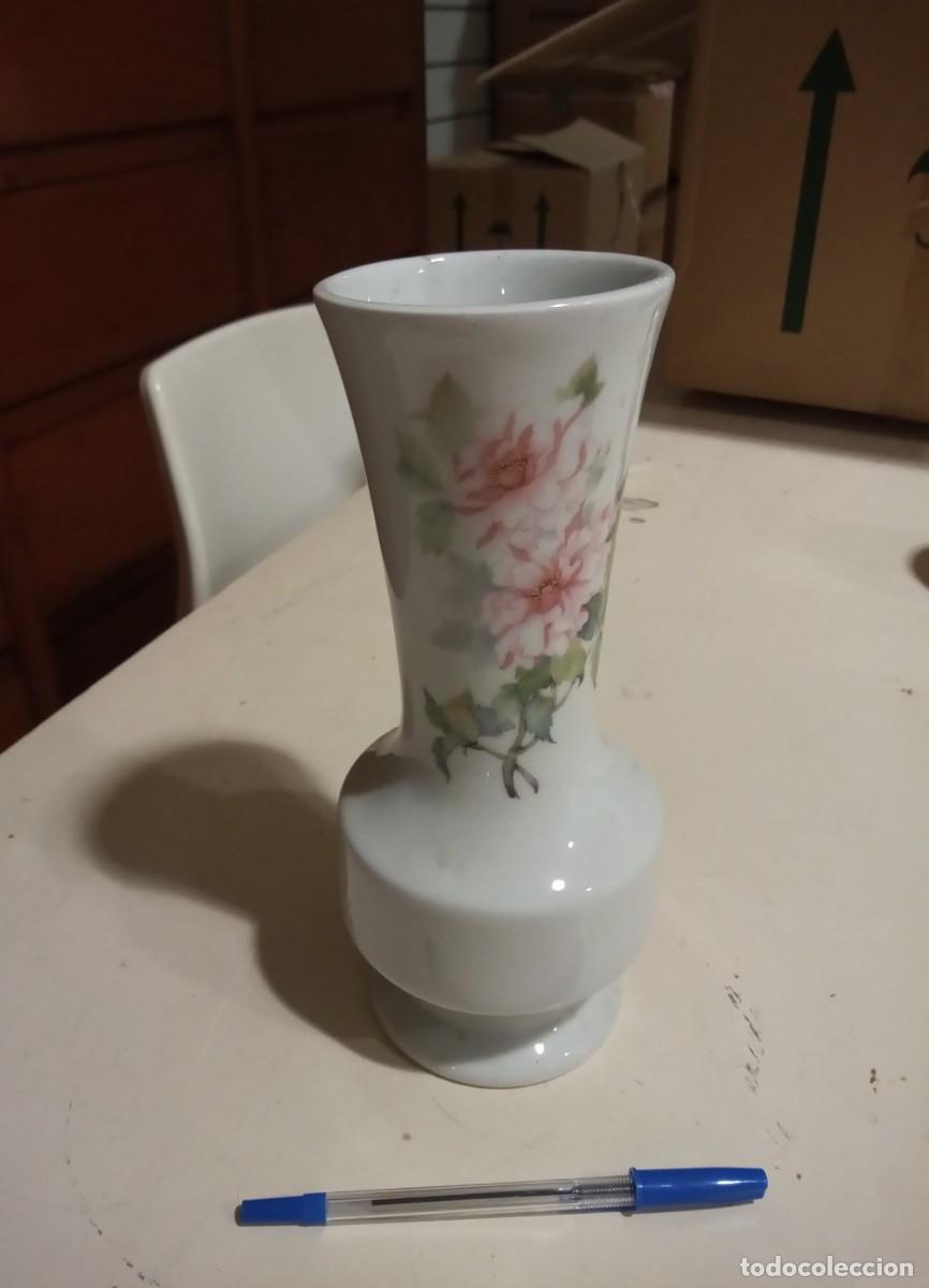 Antig&uuml;edades: Florero de cer&aacute;mica blanca con motivos florales rosas, 20 cm