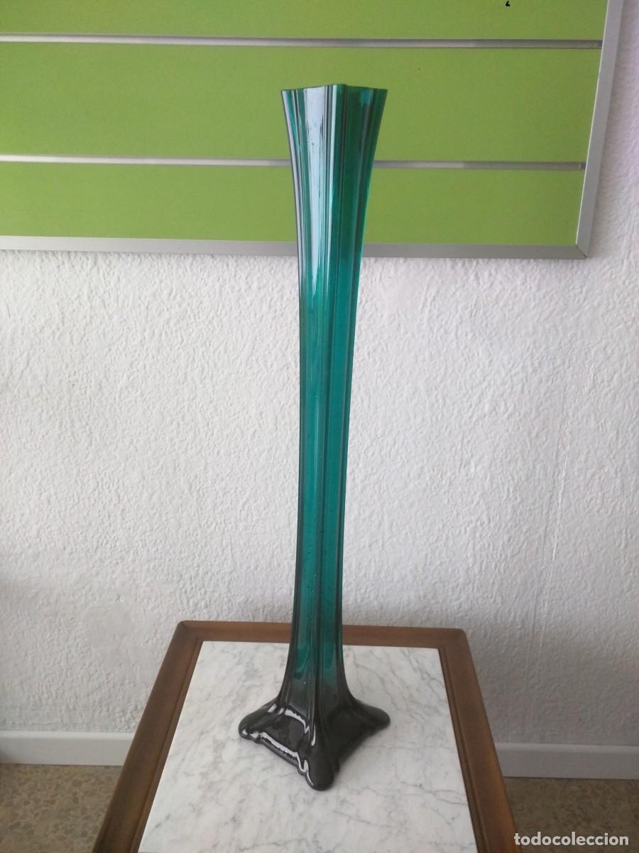 Antig&uuml;edades: Gran jarr&oacute;n soliflora de cristal soplado verde estriado, altura 78 cm