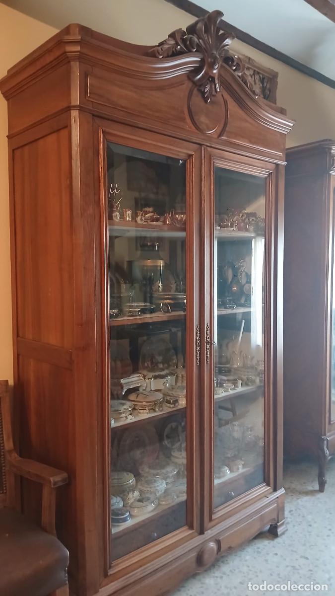 Antig&uuml;edades: Armario de nogal convertido en vitrina