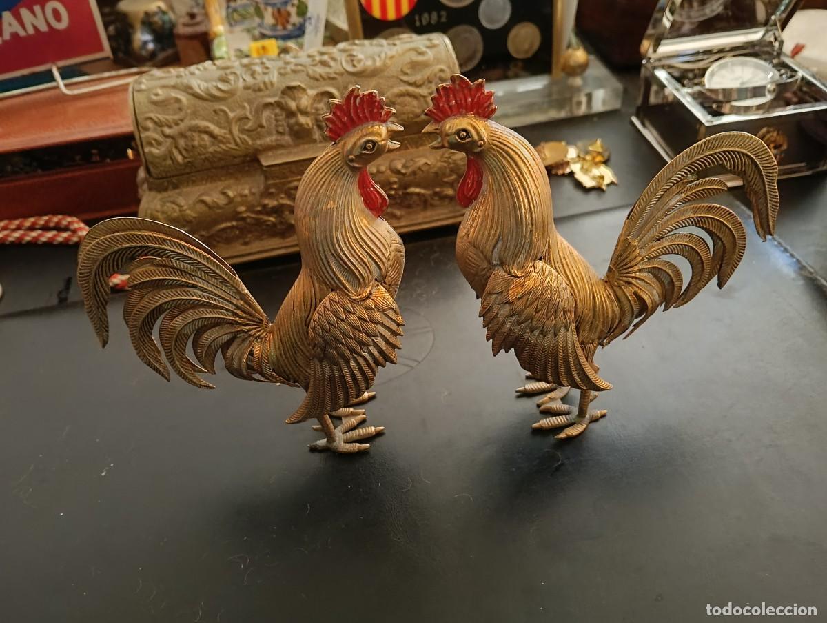 Antig&uuml;edades: 2 PRECIOSOS GALLOS - ANTIGUA ARTESANIA DE LATON REPUJADO Y ESMALTES - A&Ntilde;OS 50/60
