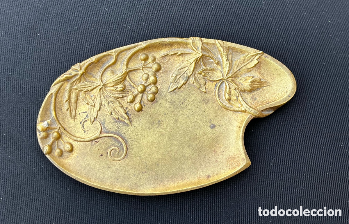 Antig&uuml;edades: Antigua bandeja de bronce Art Nouveau para joyas o alfileres. Firmada C. Charles.