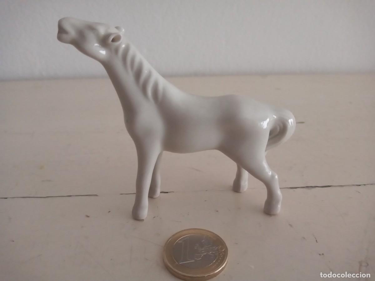Antig&uuml;edades: FIGURA CABALLO PORCELANA BLANCA VINTAGE MINIMALISTA