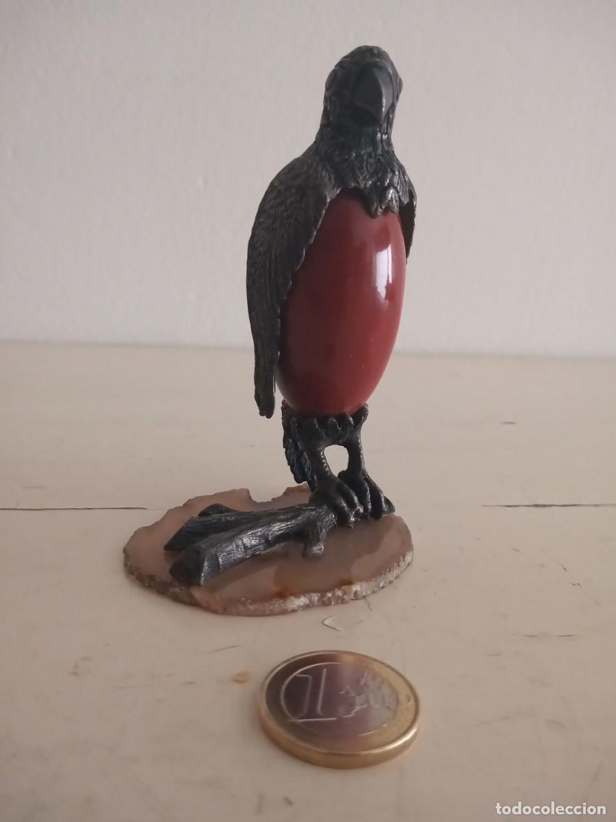 Antig&uuml;edades: MINIATURA P&Aacute;JARO MINERAL PIEDRA ROJA BASE &Aacute;GATA