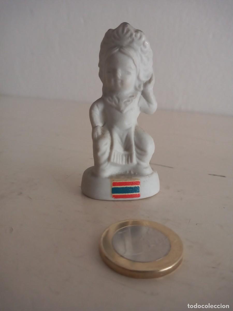 Antig&uuml;edades: MINIATURA CER&Aacute;MICA BIZCOCHO TAILANDIA BANDERA