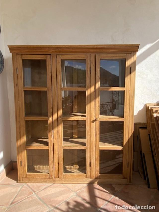 Antig&uuml;edades: ESTANTERIA ANTIGUA DE MADERA CON PUERTAS VIDRIADAS.