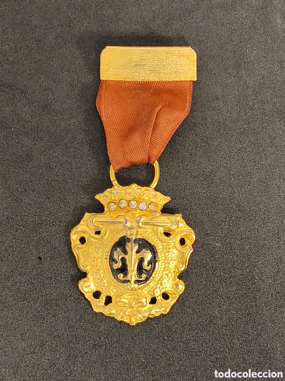 Antig&uuml;edades: Medalla Mariana con flor de lis y brillantes
