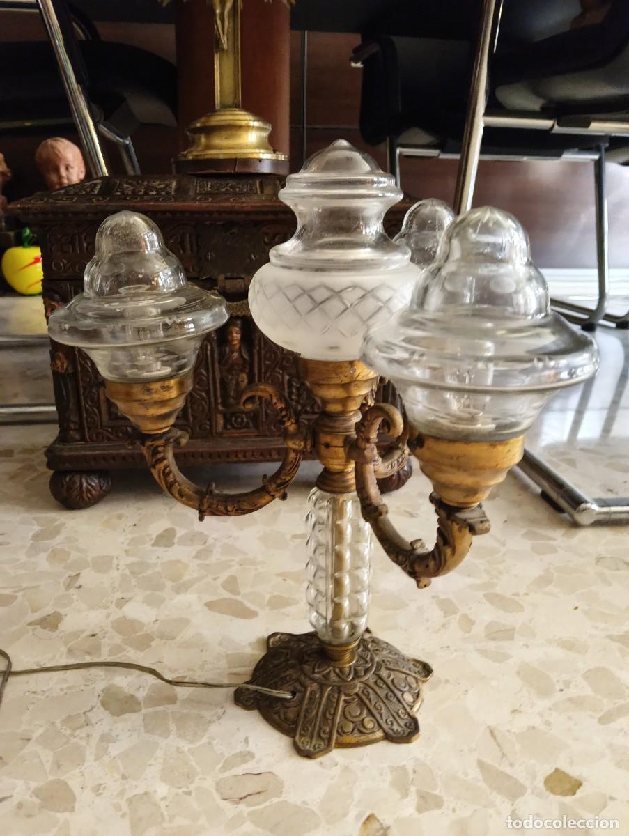 Antig&uuml;edades: BONITA LAMPARITA DE MESA ANTIGUA A&Ntilde;OS 20 - BRONCE Y TULIPAS DE CRISTAL TALLADO