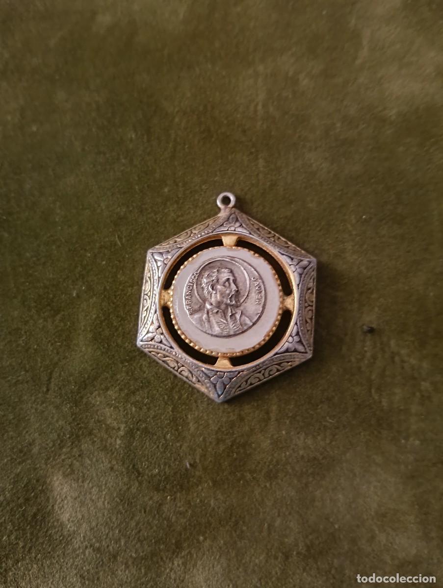 Antig&uuml;edades: MEDALLA DE PLATA DE SAN FRANCISCO JAVIER ENGARZADA EN HEXAGONO DAMASQUINADO Y BASE DE NACAR