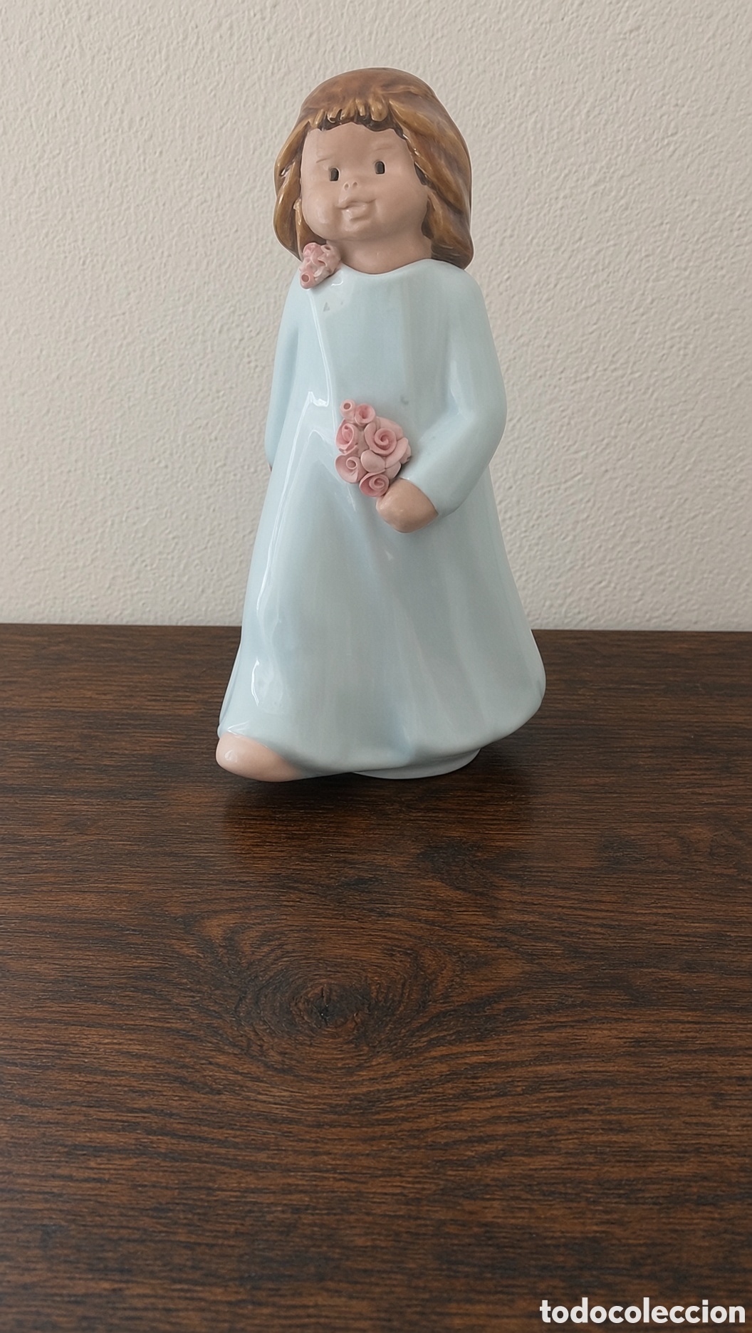 Antig&uuml;edades: Figura decorativa de porcelana de una ni&ntilde;a con un vestido azul claro y un ramo de flores rosas en la