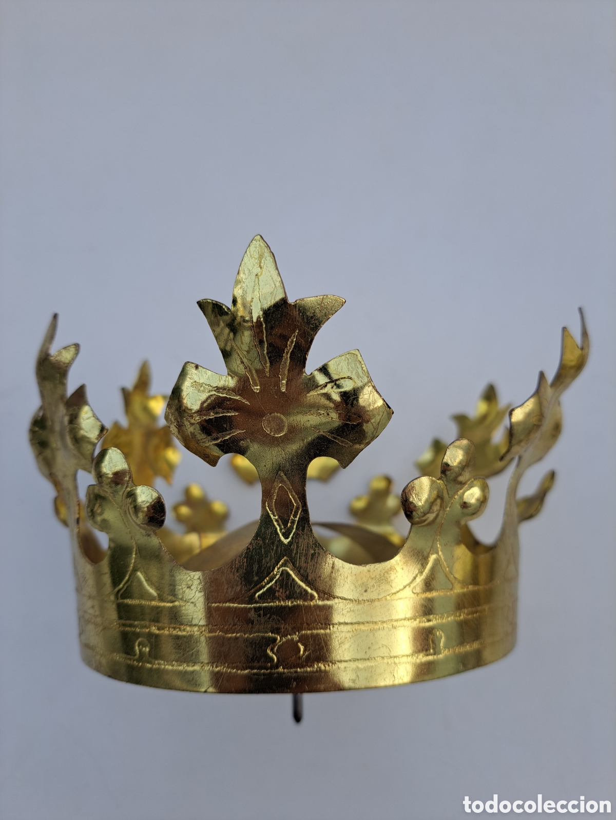 Antig&uuml;edades: CORONA CALADA DE LATON CINCELASO