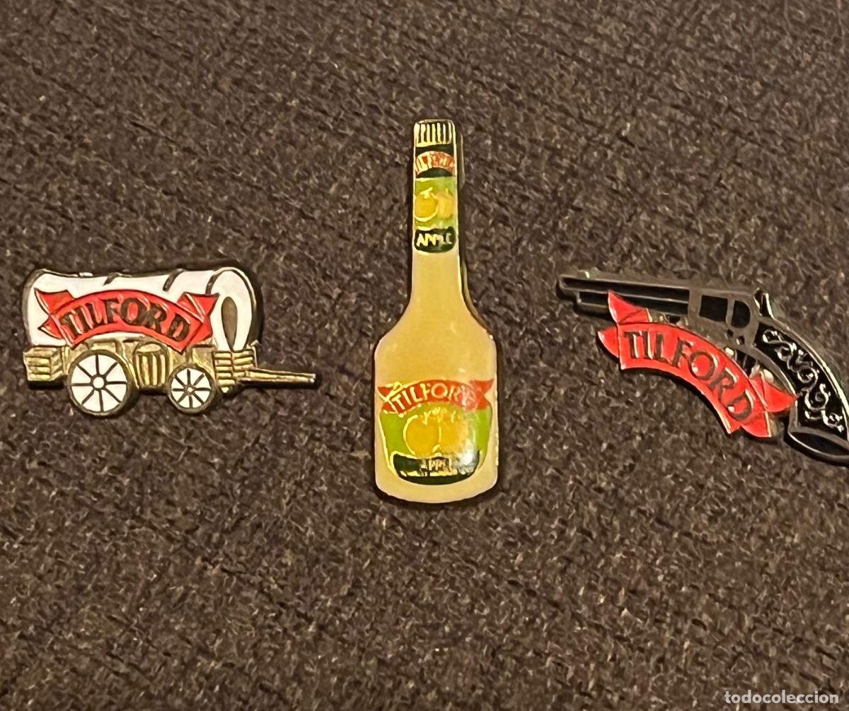 Antig&uuml;edades: Lote de 3 pins publicitarios antiguos y vintage de la conocida marca de licores Tilford