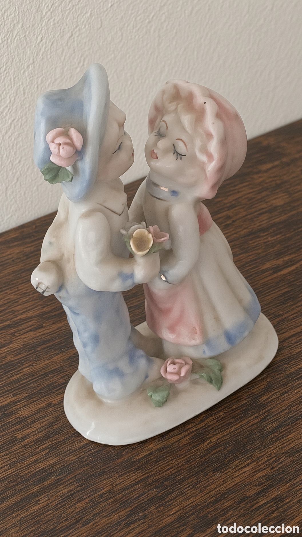 Antig&uuml;edades: Antigua Figura de porcelana ni&ntilde;os bes&aacute;ndos Encantadora figura de porcelana que representa a dos ni&ntilde;o