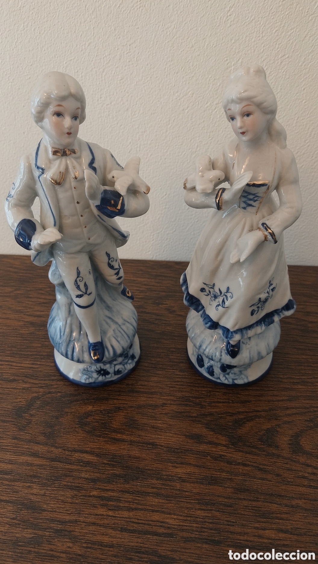 Antig&uuml;edades: Conjunto de dos figuras de porcelana de una pareja con p&aacute;jaros