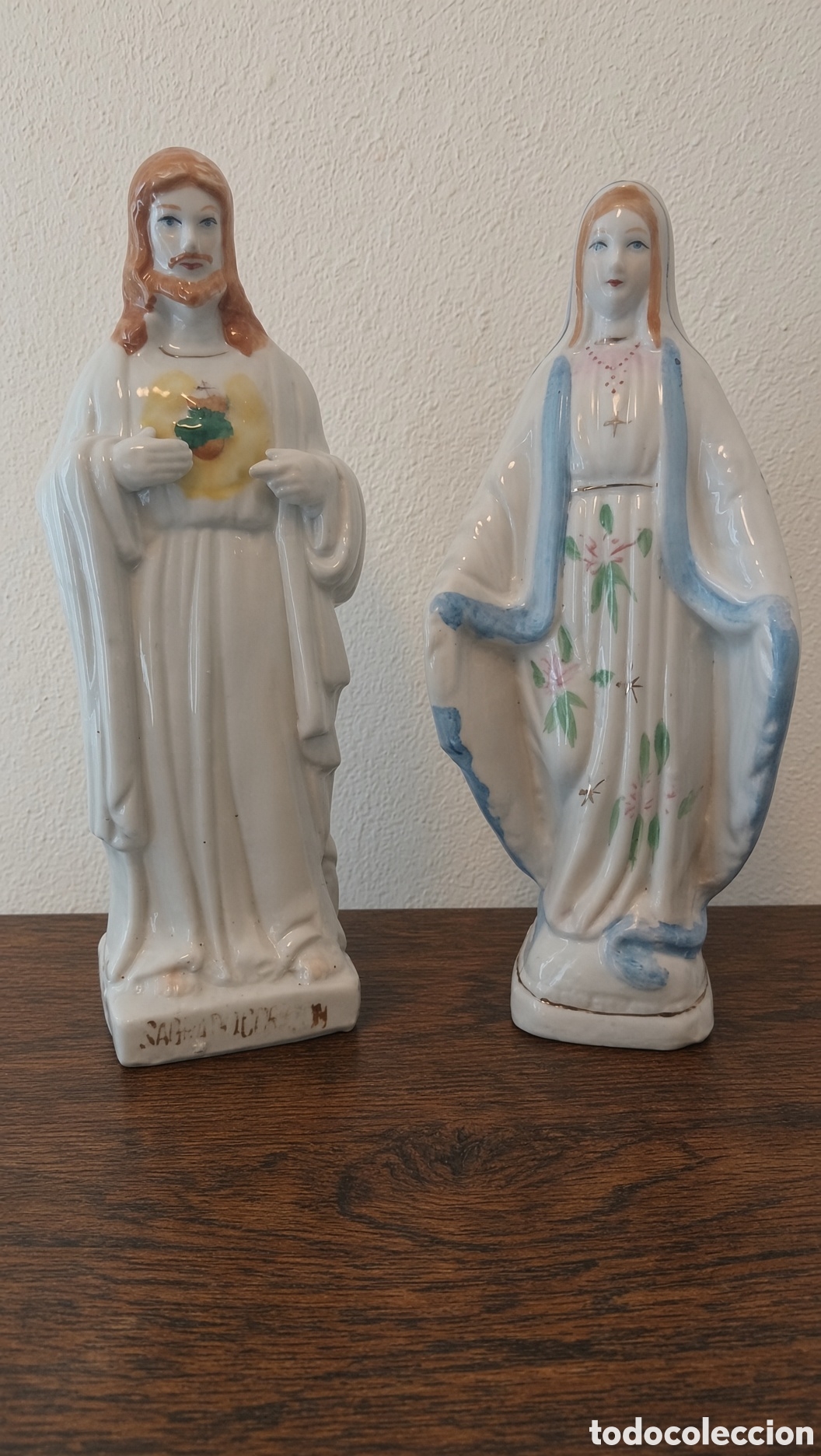 Antig&uuml;edades: Conjunto de dos figuras religiosas de cer&aacute;mica. - Figura del Sagrado Coraz&oacute;n de Jes&uacute;s