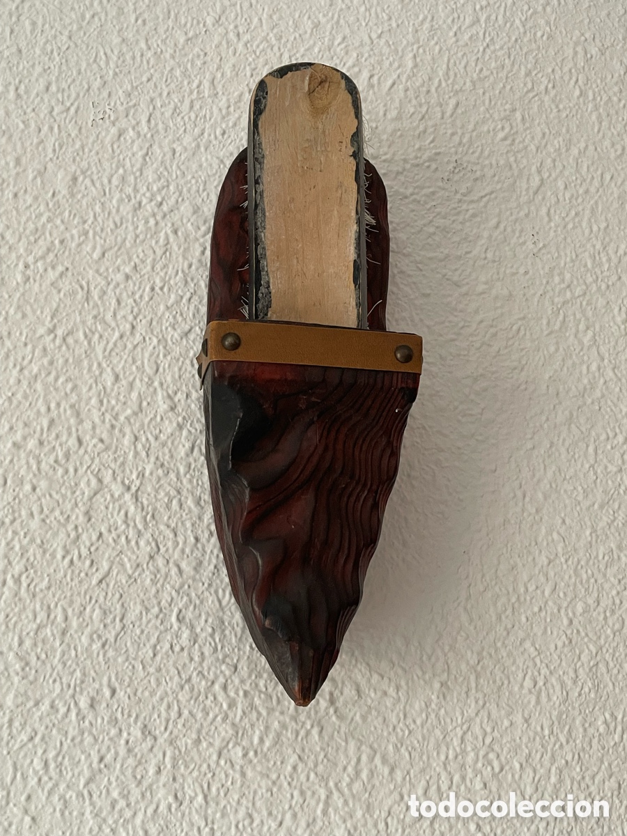 Antig&uuml;edades: Soporte de madera forma de bota con cepillo, cuero. 25x9x7cm