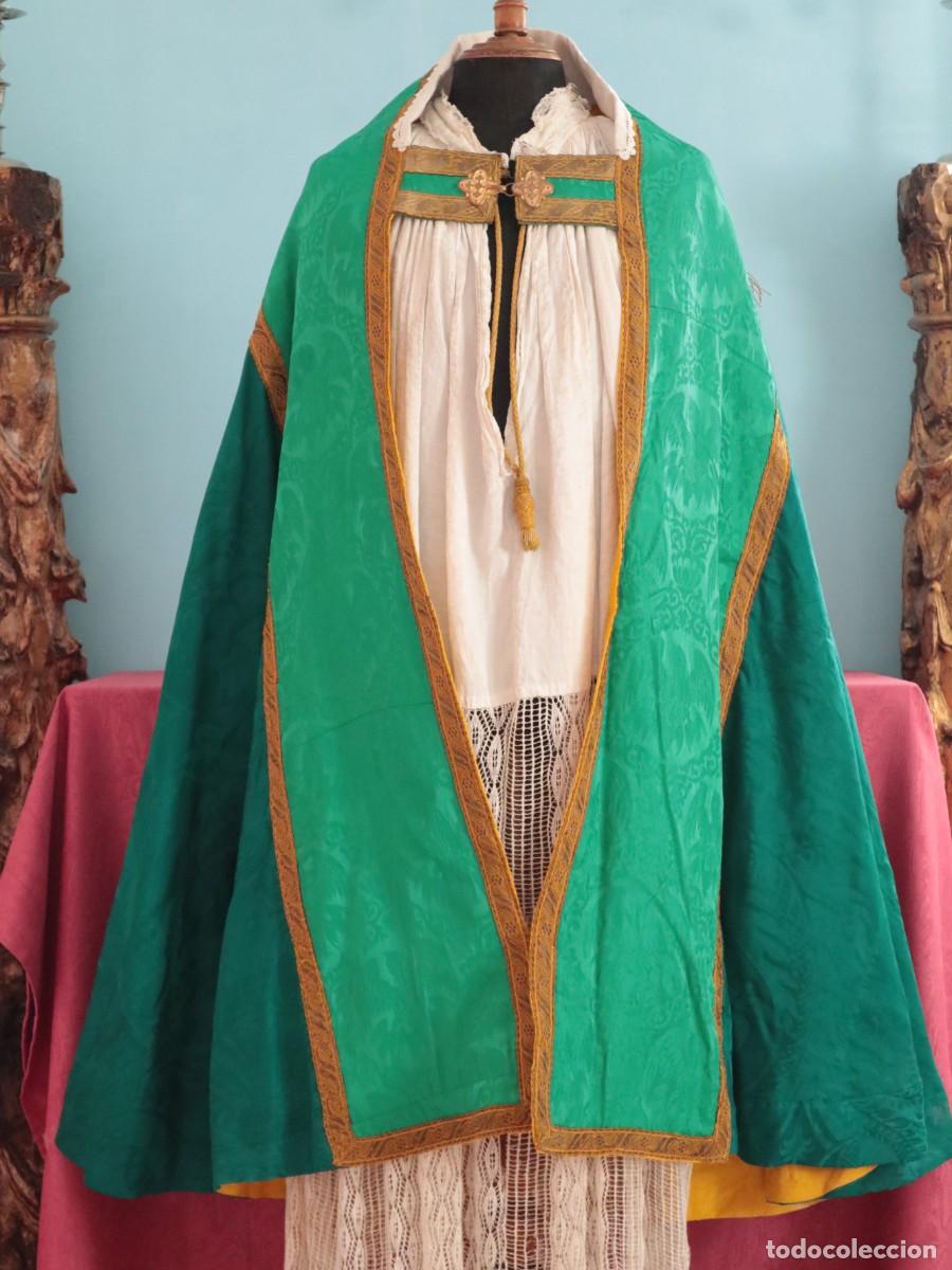 Antig&uuml;edades: Capa pluvial confeccionada en seda de damasco con motivos religiosos. Pps. S. XX.