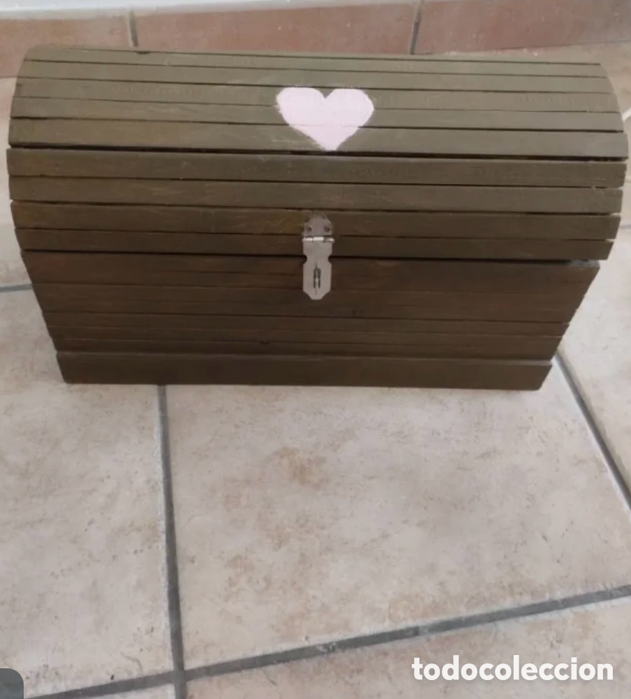 Antig&uuml;edades: Cofre de madera peque&ntilde;o con coraz&oacute;n rosa