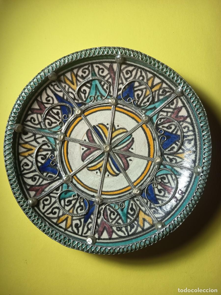 Antig&uuml;edades: Plato Cer&aacute;mica de Fez Marroqu&iacute; con Intricada Filigrana de Metal