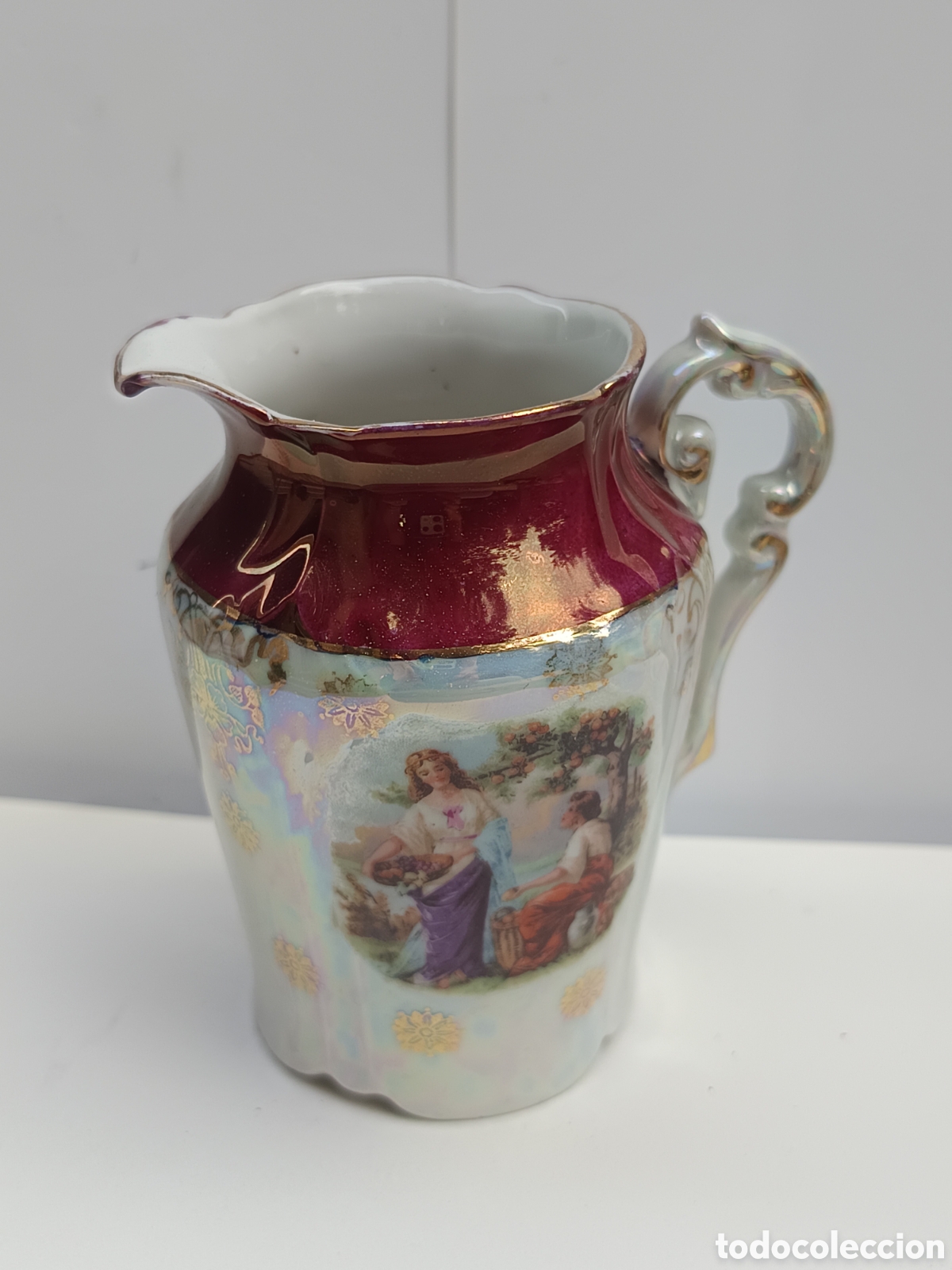 Antig&uuml;edades: Jarra leche porcelana de reflejos nacarada escena antigua, anacarada en color Burdeos