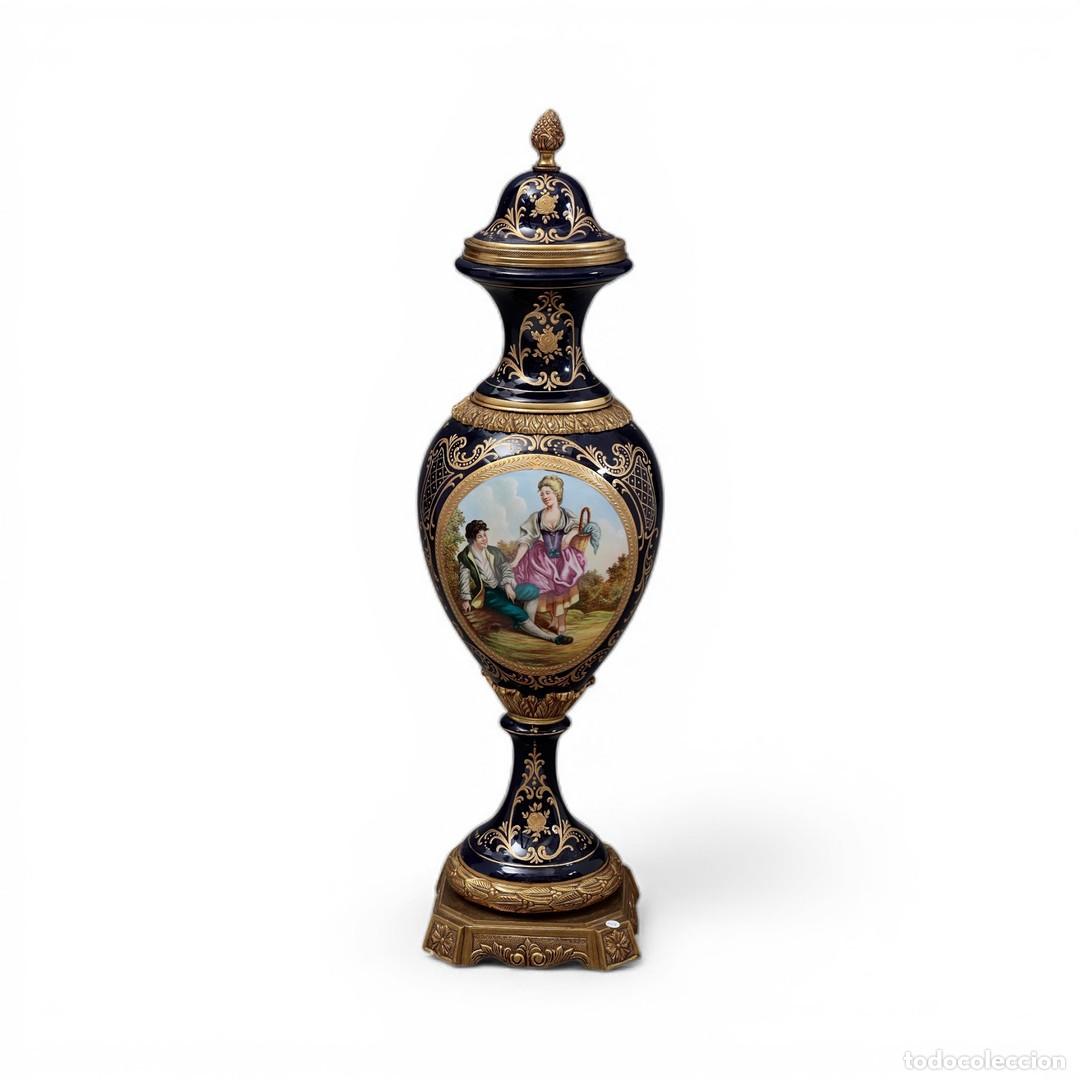Antig&uuml;edades: Jarr&oacute;n bleu du roi tipo S&egrave;vres, porcelana y lat&oacute;n, Francia, circa 1900