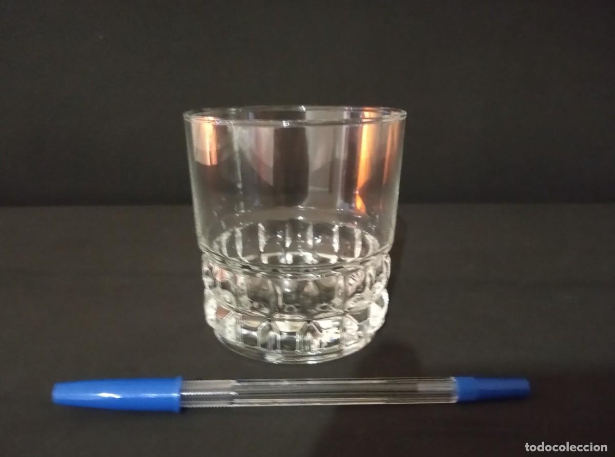 Antig&uuml;edades: SET 9 VASOS DE WHISKY 8.5 CM