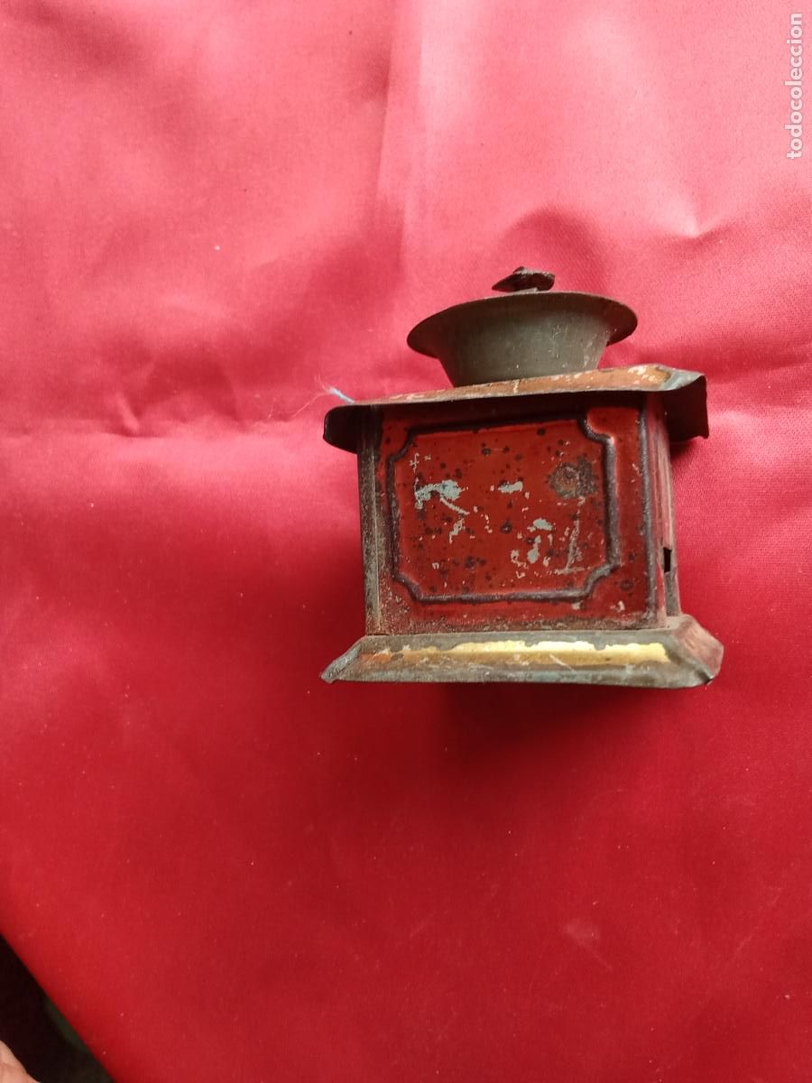 Antig&uuml;edades: Antiguo molinillo de caf&eacute; de hojalata. Vitrina juguete